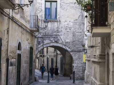 Di fronte a noi si alza invece quello intitolato a Giandomenico Petroni, sindaco di Bari e deputato che abit� nella casa soprastante fino alla sua morte avvenuta nel 1908